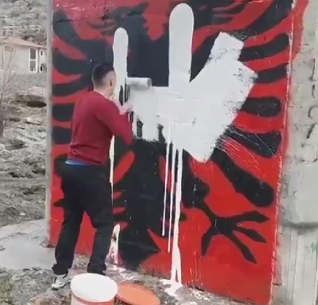 Оно што неће Милова власт, хоће народ: Погледајте како је прекречен албански двоглави орао у Тузима (ВИДЕО)
