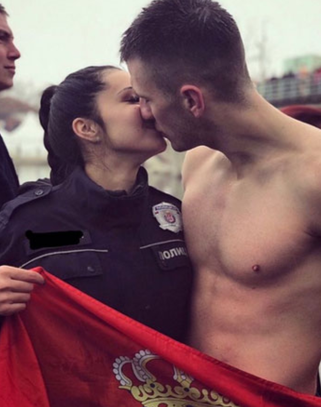 Најљепша слика дана: Лијепа полицајка у загрљају пливача за Часни крст, а у рукама развијена застава Србије (ФОТО)