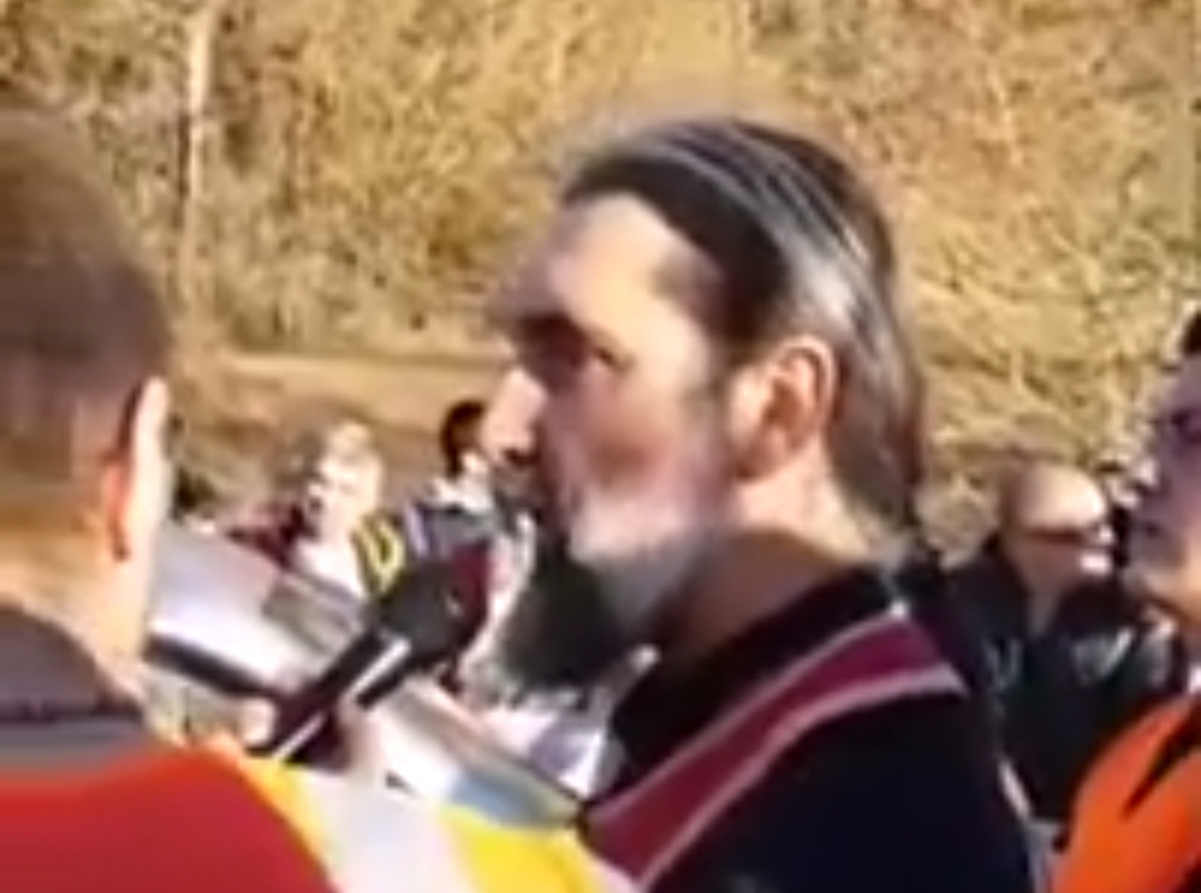 (ВИДЕО) Свештеник из Гацка Велимир Ковач на граници са Црном Гором поручује: Ови људи иза нас нису наши непријатељи