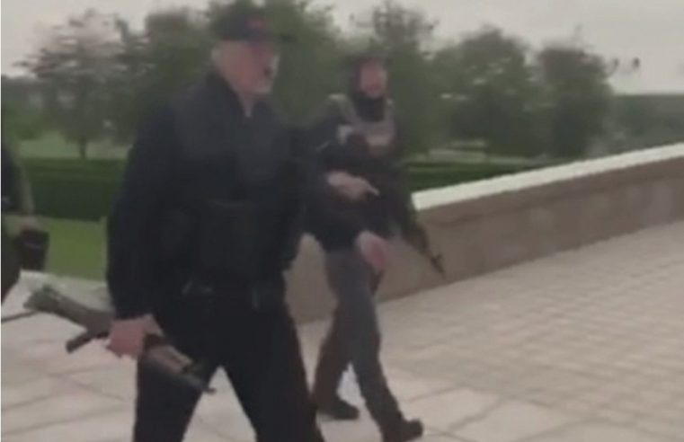 Лукашенко са аутоматском пушком стигао у своју резиденцију /ВИДЕО/