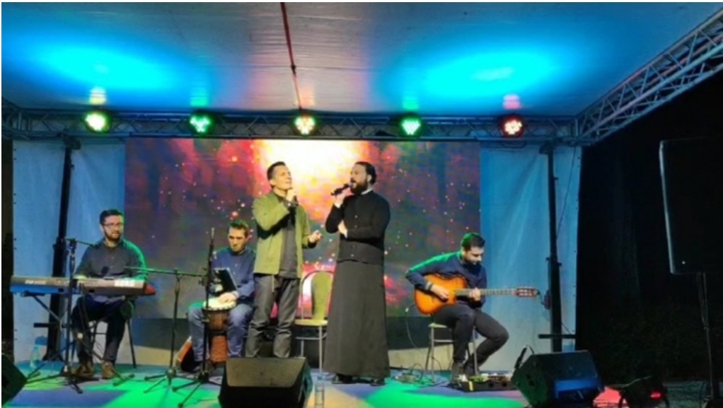 Ђакон Бранислав Рајковић на концерту у Требињу са Армином Музаферијом запјевао познату љубавну пјесму (ВИДЕО)