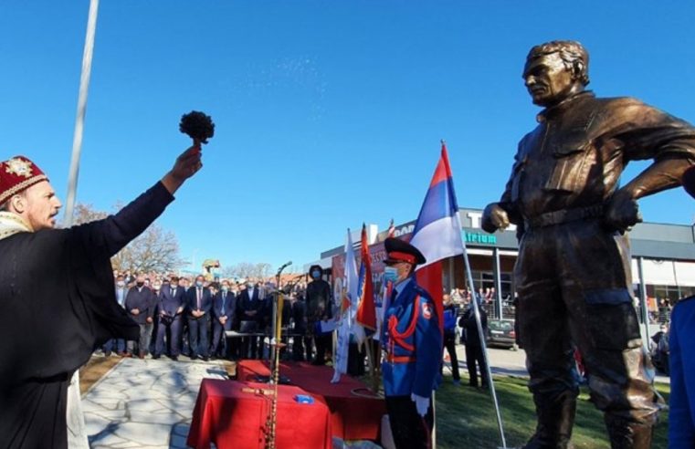 Невесиње: Откривен споменик команданту Новици Гушићу, Додик каснио на отварање