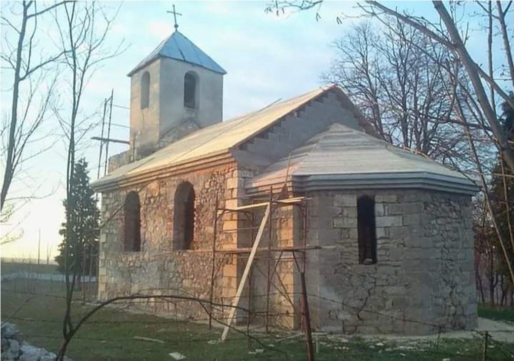 Месуд Керановић са синовима Менсудом и Самиром, већ деценију обнављају оштећену православну цркву