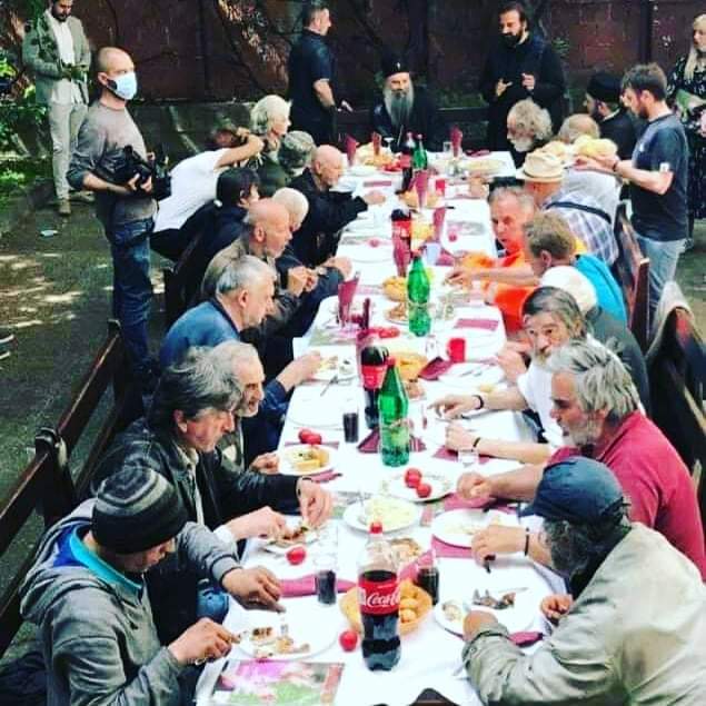 “БОГ НАС ВОЛИ” Српски патријарх ручао са бескућницима, болесним малишанима подијелио поклоне