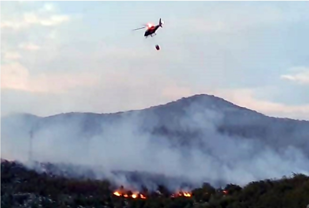 Требиње: Ватра иде према Раптима, хеликоптер и даље ангажован на пожаришту