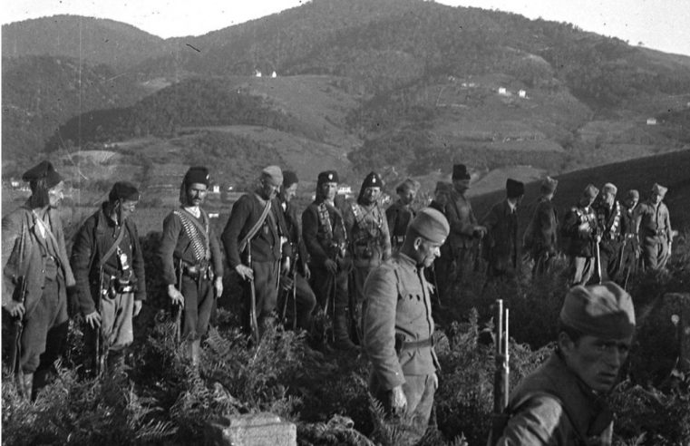 Историјска фотографија: Четници и партизани заједно на сахрани својих сабораца