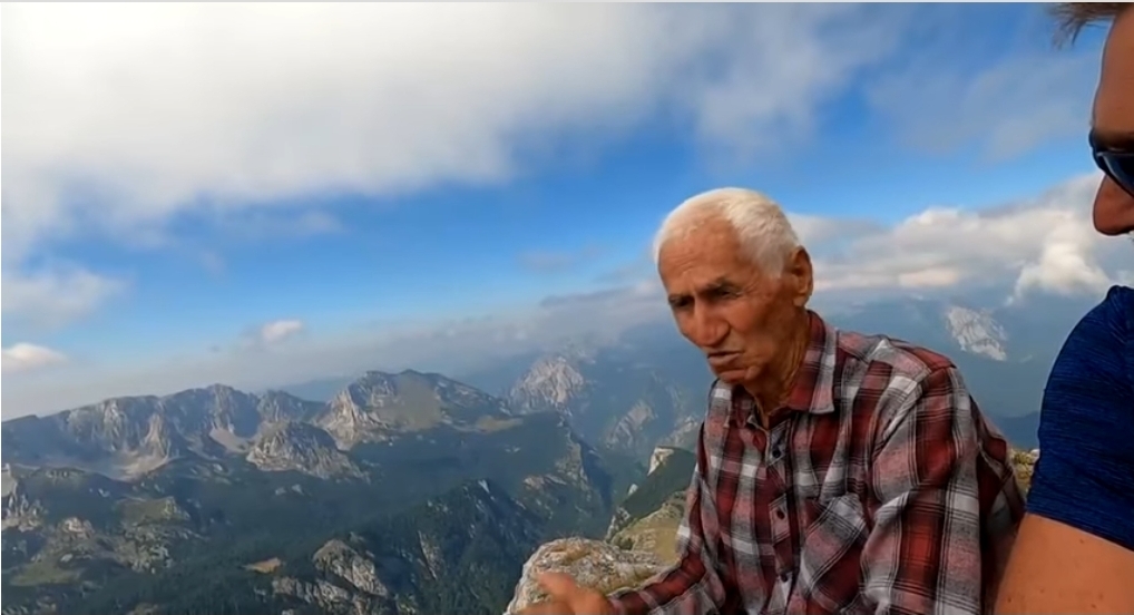 ВИДЕО: Војин Мишељић у 87 години на највишем врху Балкана