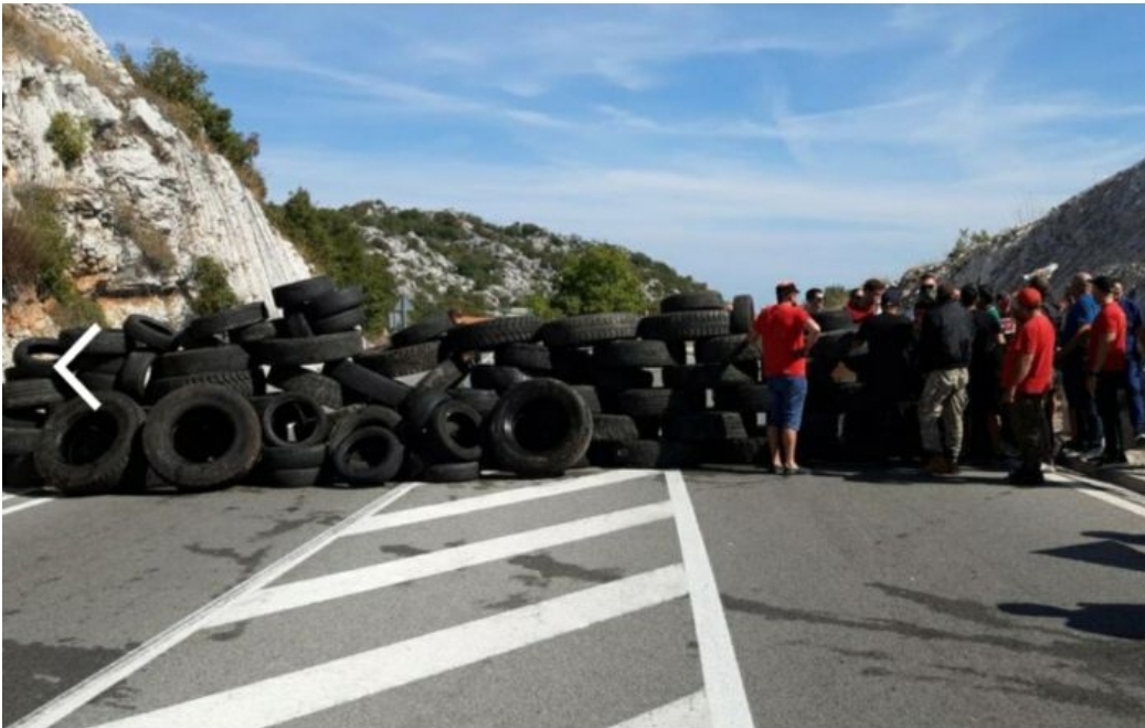 Комите настављају да дивљају – Блокирали пут Подгорица-Цетиње: Поставлили гуме и камење
