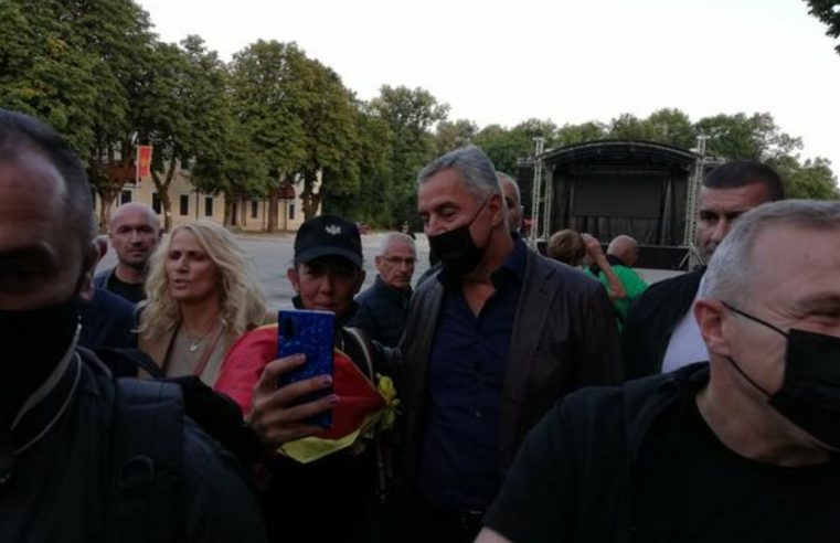 Ђукановић на Цетињу, придружио се демонстрантима на улици