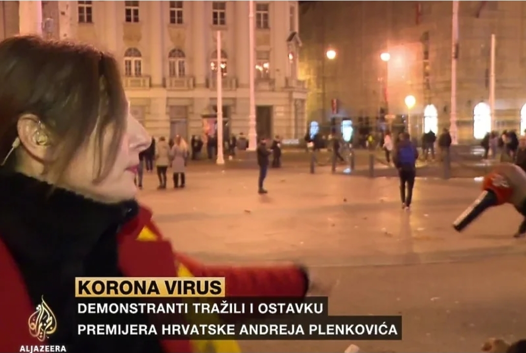 Новинарки Ал-Џазире отет микрофон усред јављања током протеста у Загребу