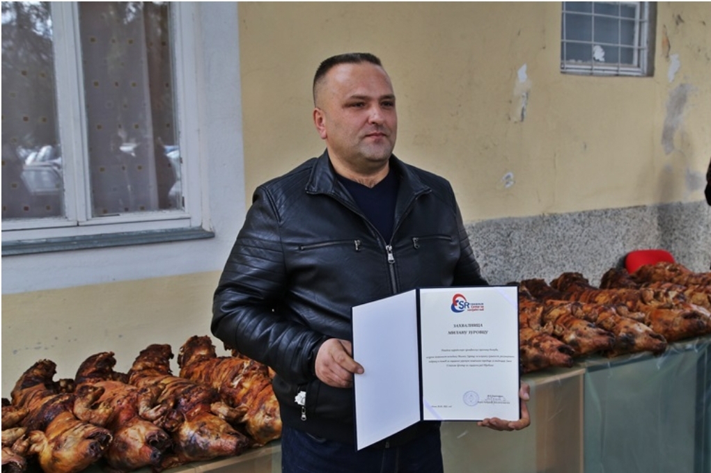 Невесињски хуманиста Милан Зуровац поклонио 24 божићне печенице у Требињу