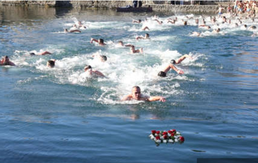 Док су пливачи пливали, сунчеви зраци на Требишњици ФОРМИРАЛИ КРСТ (ФОТО)