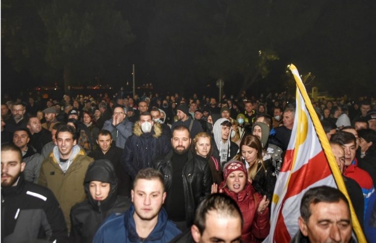 (ВИДЕО) Протест у Подгорици против Абазовића и Јоковића: „Узео си паре Дритане!“ „Издаја“