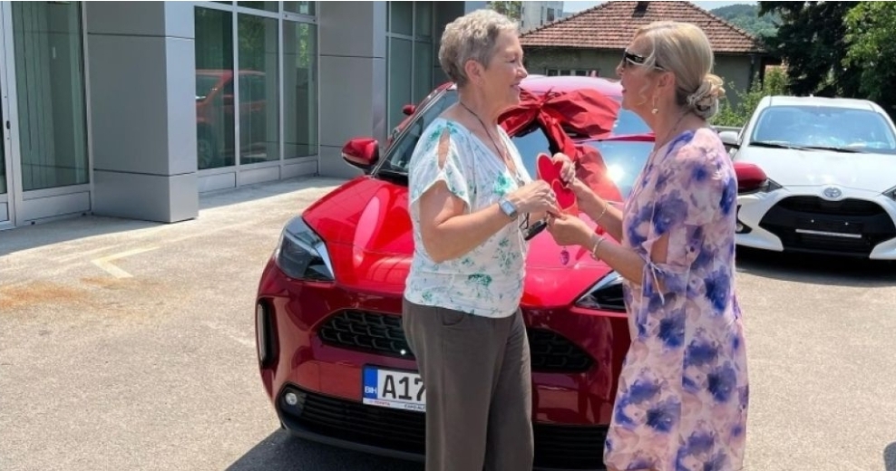 Власница апотеке из Тузле дугогодишњу запосленицу испратила у пензију поклонивши јој нови аутомобил