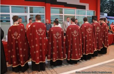 Фото/Видео вијест без коментара: Седам свештеника и члан Предсједништва БиХ отворили бензинску пумпу