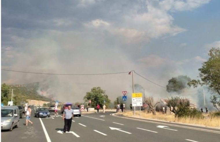 Велики пожар код Неума, блокиран саобраћај, колона аутомобила два километра