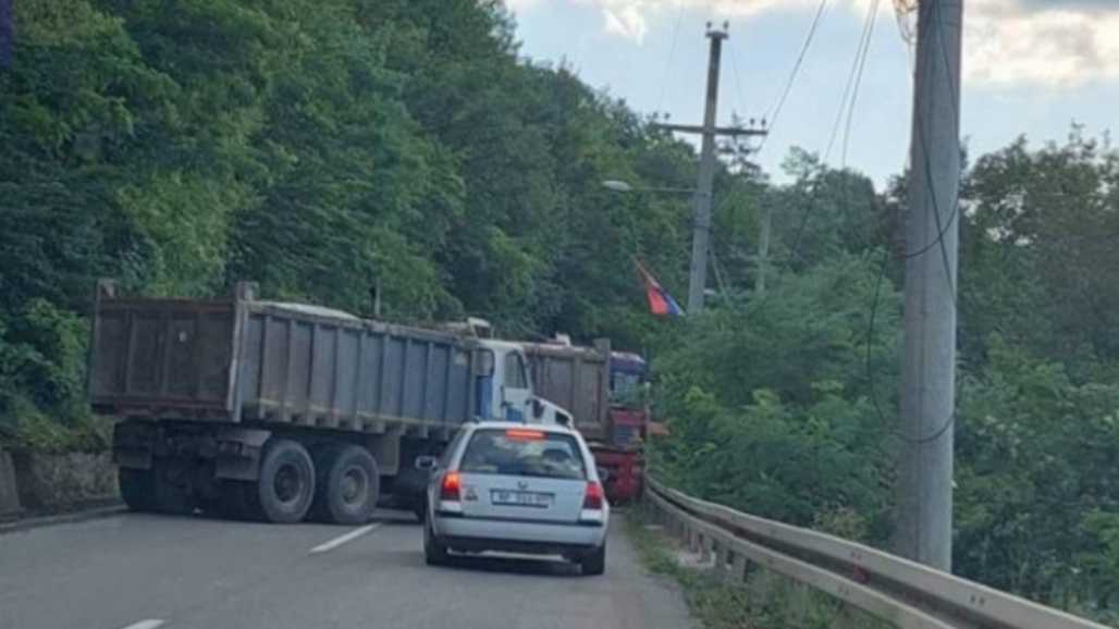 Ухапшен Србин припадник приштинске полиције, Срби са севера постављају барикаде