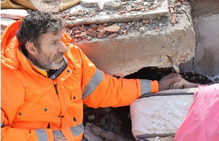 Турске: Отац држи за руку петнаестогодишњу кћерку затрпану испод рушевина